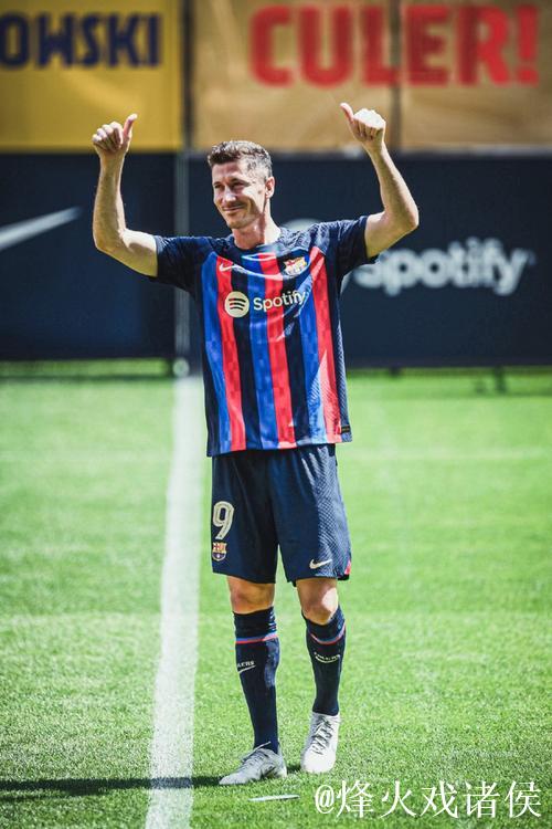 37岁巴萨9号面临抉择：是踏足意甲“终章”，还是接受降薪留队