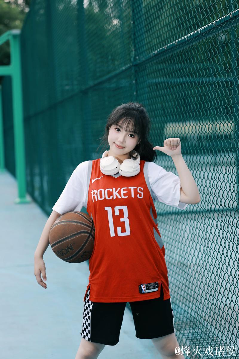 带你的篮球女孩来这个创意球场拍美照